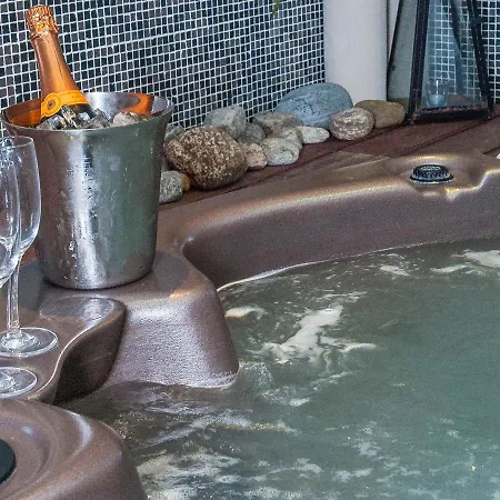- Unike Hotel 4*